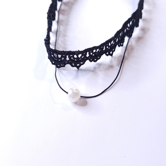 Multilayer Lace Choker Necklace - Picture 3 of 7